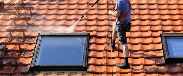 Nettoyage de la toiture : période, fréquence, produits et conseils